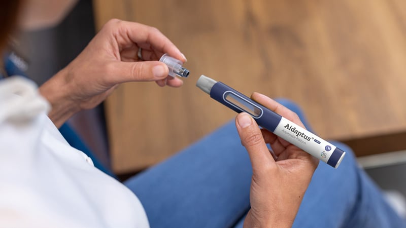 Aidaptus autoinjector with alba syringe in hand