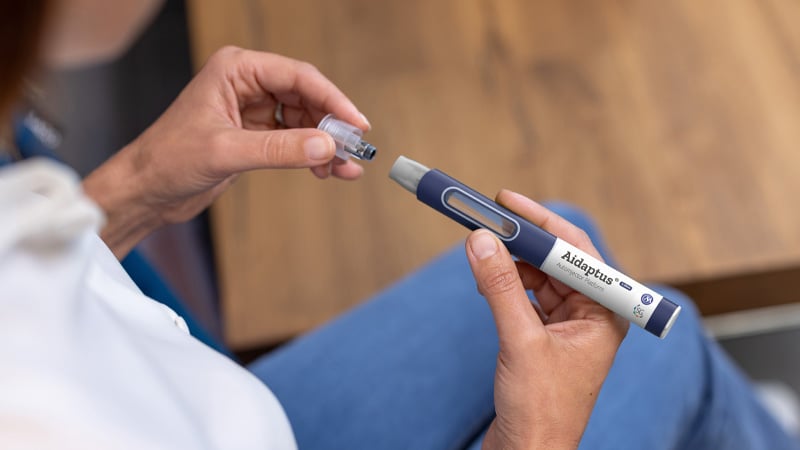 Aidaptus autoinjector in-use