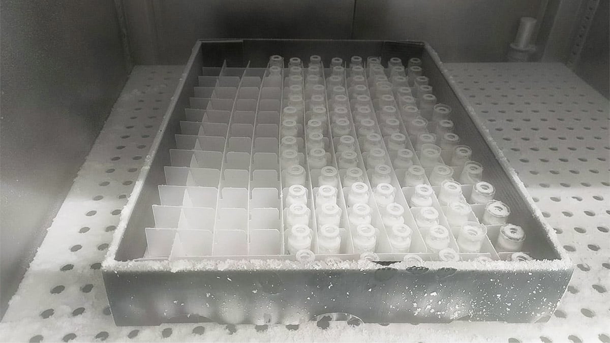 Climatic chamber with 2R vials inside for DF cycle
